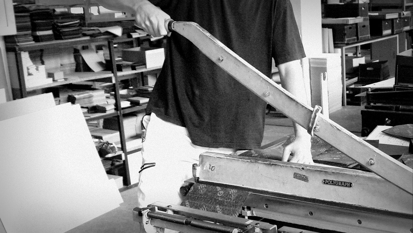 Zuschnitt von Hand eines Schmuckkoffers in der Manufaktur SACHER